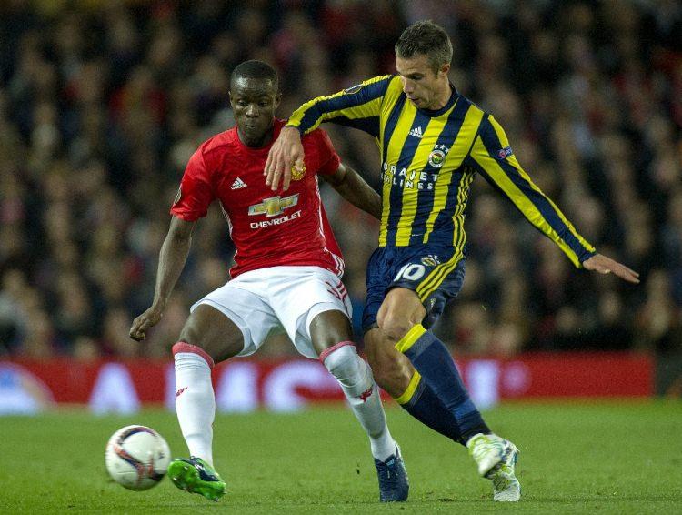 <p>Sarı-lacivertli takımın Robin van Persie'nin golüyle teselli bulduğunu aktaran The Times, 522 gün sonra Old Trafford'da yeniden sahaya çıkan Hollandalı futbolcunun maçın başında ismi anons edildiğinde ve gol sonrasında tribünler tarafından alkışlandığı bilgisini paylaştı.</p>
