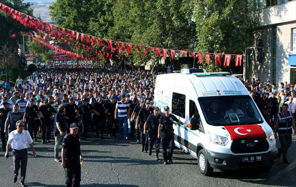 <p>Hakkari'nin Çukurca ilçesinde terör örgütü PKK'ya yönelik operasyonda şehit düşen Uzman Çavuş Haşim Yenigül (27) memleketi Kahramanmaraş'ta Ulu Cami'de düzenlenen cenaze töreninin ardından Şeyh Adil Mezarlığı'ndaki şehitliğe defnedildi.</p>