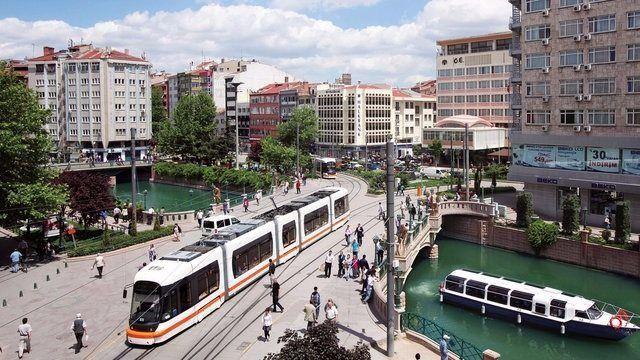 <p><strong>Eskişehir</strong></p>

<p>Kayıtlı Suriyeli: 2,480</p>

<p>Şehir Nüfusu: 844,842</p>

<p>İl nüfusu ile karşılaştırma yüzdesi:  0.29</p>
