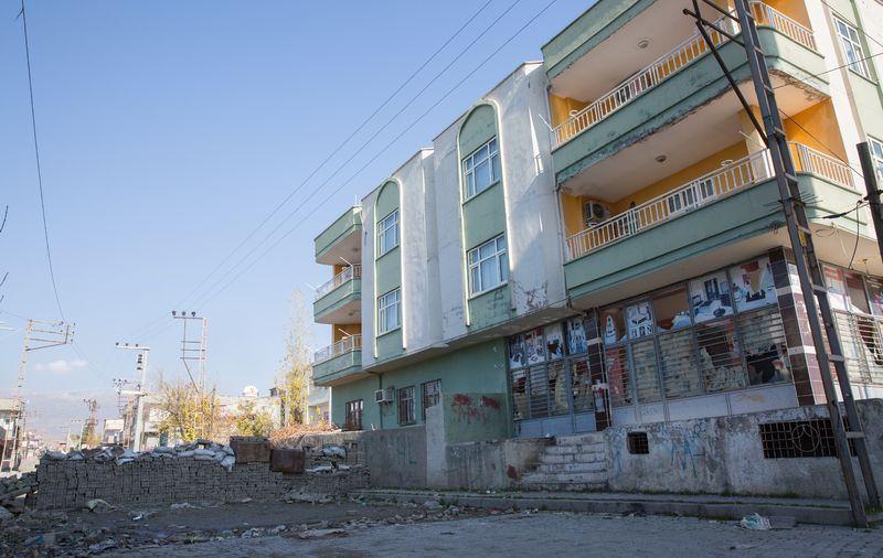 <p><strong>Hastalar evlerinden alınıyor</strong></p>

<p>Operasyon kapsamında terör örgütü üyelerinin bulunduğu alanlarda ilerleyen güvenlik güçleri kontrollü hareket ediyor. Adliye binasının yakınında teröristlerce yerleştirilen patlayıcıyı tespit eden güvenlik güçleri el yapımı patlayıcıyı imha etti.</p>
