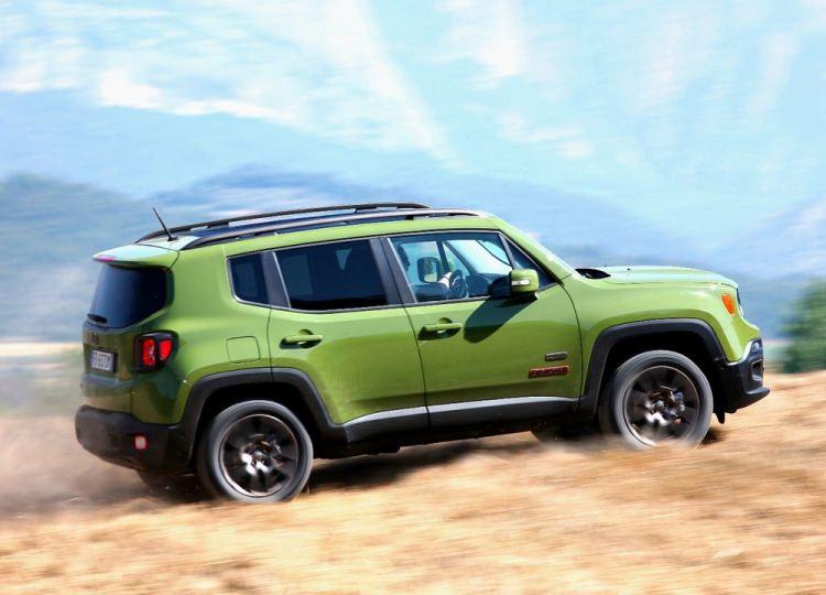 <p><span style="color:#D3D3D3">Bronz ve turuncu renkle kombine edilen 75. yıl arması Renegade modelini klasik versiyonundan ayrıştırıyor.</span></p>