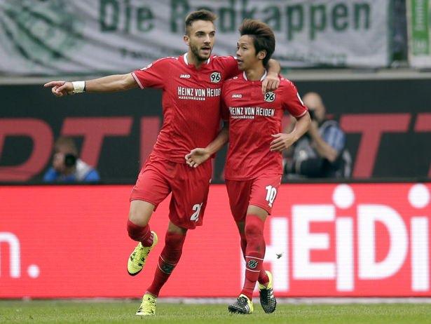 <p><strong>Beşiktaş istedi, Almanya'dan cevap geldi</strong></p>
<p>Siyah-beyazlı takımın gündeminde olan genç oyuncu için henüz bir teklif olmadığı ortaya çıktı. Bundesliga'da zor günler geçiren Hannover'da sportif direktör Martin Bader takımın geleceği hakkında açıklamalarda bulunurken, Kenan Karaman hakkında sorulan soruyu da yanıtladı ve ''Henüz kimlerin kalacağı, kimlerin gideceği konusunda kesinleşmiş bir şey yok. Biz Kenan'ı bırakmayı da düşünmüyoruz'' ifadelerini kullandı.</p>