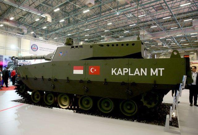 <p>KAPLAN MT, hassas doğrudan ateş kabiliyeti, geniş mühimmat seçenekleri, üstün taktik ve stratejik hareket kabiliyetiyle muharebe sahasında güçlü bir oyuncu olarak yer almaya hazırlanıyor. KAPLAN MT'de aracın arka kısmında bulunan ve "20 BG/ton" mertebesinde güç/ağırlık oranı sağlayan güç paketinden yer alıyor. Motor, bu gücü, çift pinli paletleri süren ve burulabilen mil üzerine kurulan, 6 tekerlekli, anti-şok süspansiyon sistemine sahip, yürüyüş sistemine aktarıyor. Aracın ateş gücünü ise yüksek basınçlı 105 mm Cockerill topu entegre edilmiş ve gelişmiş bir otomatik doldurucuya sahip CMI Cockerill 3105 kulesi sağlıyor. Bu kule sayesinde KAPLAN MT, düşük ağırlığına rağmen, yüksek tahrip gücüne ulaşıyor.</p>
<p> </p>
<ul>
</ul>
<ul>
</ul>
