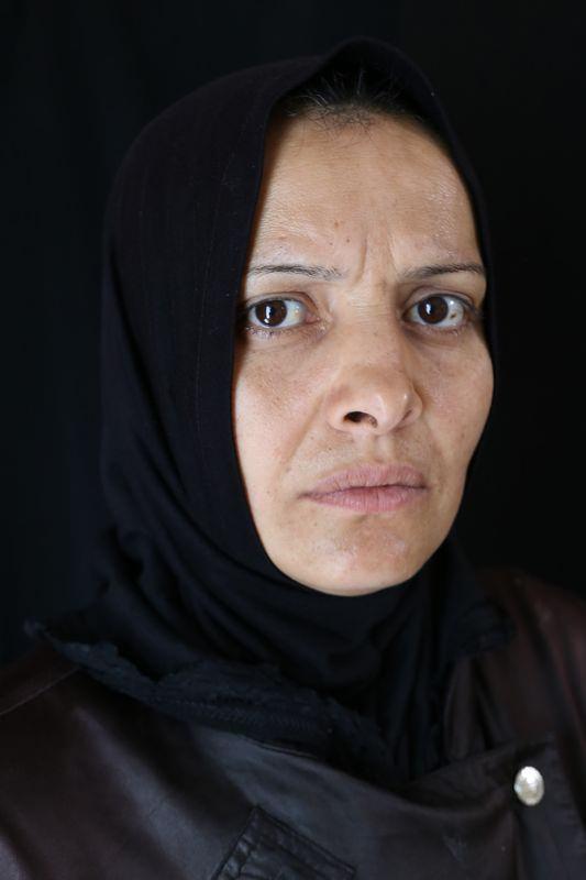 <p>Hama'dan 1.5 yıl önce Reyhanlı'ya gelen 34 yaşındaki Emine Ömer , eşini Suriye'deki iç savaşta kaybetti. Ülkesinde tutunacak dalı kalmayan Ömer, kendisine yeni yaşam kurmak ümidiyle Türkiye'ye sığındı. Eşinden yadigar kalan tek çocuğunu büyütmenin çabasını veriyor. Geçimi çevresindeki komşuları sayesinde karşılıyor.</p>