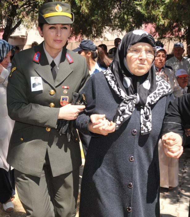 <p>Okunan dualar ve helallik alınmasının ardından şehidin cenazesi evinden Zile Kaymakamlığı önündeki tören alanına cenaze aracı ile getirildi. Burada şehit annesi Melehat As, oğlunun fotoğrafını öpüp koklayarak, tabutuna sarıldı. Gözyaşı döken acılı anne yakınlarının yardımı ile güçlükle ayakta durabildi.</p>
<p> </p>