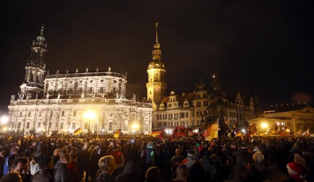 <p>Almanya'nın Dresden kentinde "Batı'nın İslamlaşmasına Karşı Vatansever Avrupalılar" (PEGIDA) adlı hareketin düzenlediği gösteri binlerce kişinin katıldığı karşıt eylemle protesto edildi.</p>
