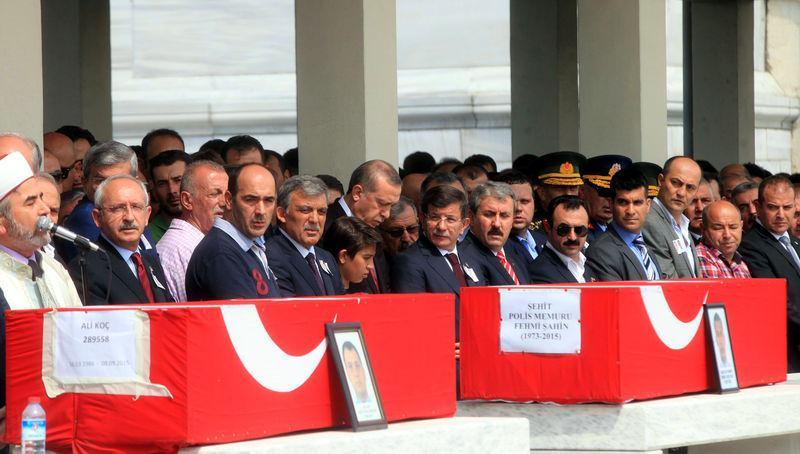 <p>Devletin zirvesi tam kadro cenaze namazında bulunurken, vatandaşlar da PKK aleyhine slogan attılar.</p>