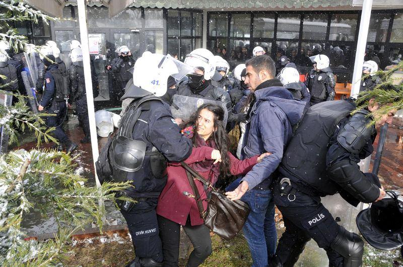 <p>Üniversitenin Umuttepe Yerleşkesi’nde bulunan sosyal tesislerin önünde toplanan yaklaşık 100 kişilik grup, ’Roboski’nin hesabı sorulsun’ sloganları atmaya başladı.</p>
<p> </p>