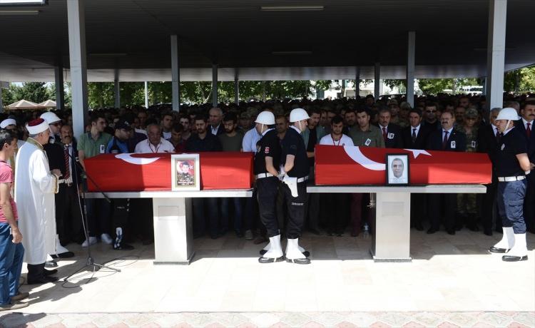 <p>Şehit Astsubayın oğluna vasiyeti üzerine ‘Aziz’ ve kendi adı olan ‘Gökhan’ verildi. Şehidin kardeşi, uzun süre abisinin tabutu başında gözyaşı dökerken, baba Muharrem ve anne Fatma Şahin’i yakınları teselli etti. Anne Şahin, bir ara oturduğu tekerlekli sandalyeden kalkarak oğlunun tabutuna sarılıp gözyaşı döktü. </p>

