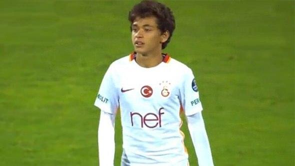 <p>İsviçre'nin Le Matin Gazetesi, "14 yaşında A takım forması giyen genç' başlıklı haberinde şöyle yazdı:</p>