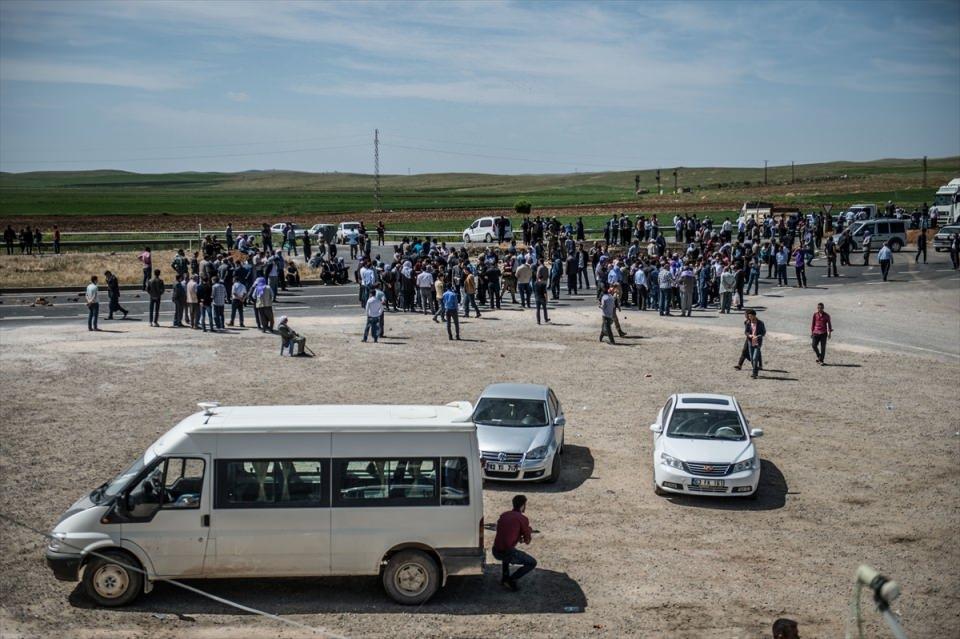 <p>Kalabalık, yaklaşık bir saat süren ikna çabalarının ardından yolu trafiğe açtı. </p>
<p> </p>