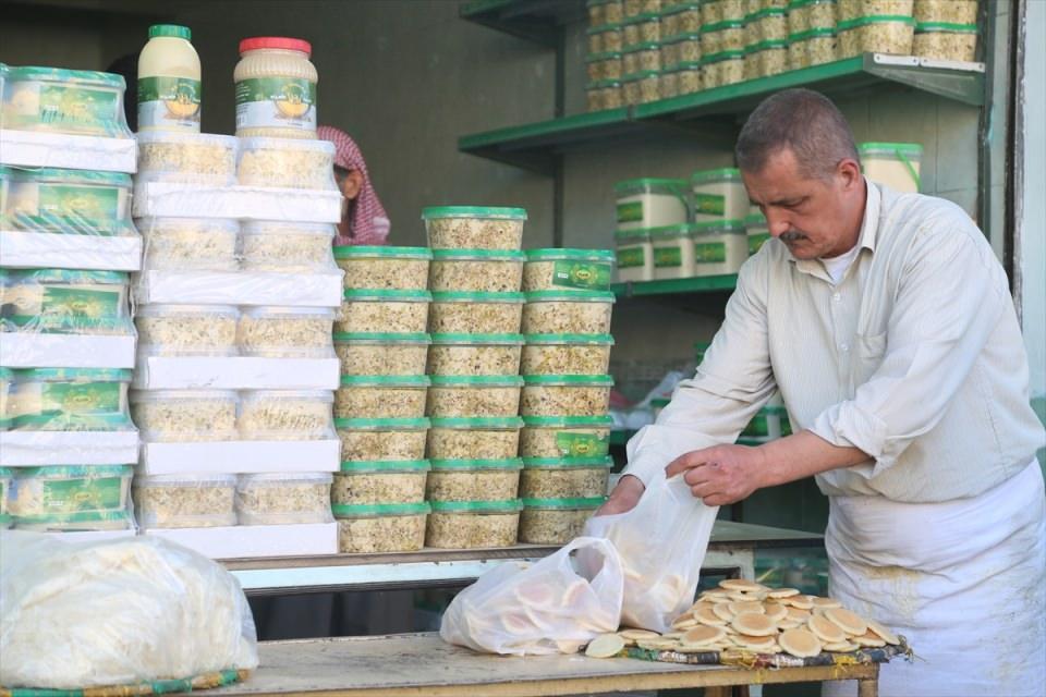 <p>Halkın meyve, baklagil ve meşrubat tezgahlarından güven içinde alışveriş yaptığını gözleniyor. </p>

<p> </p>
