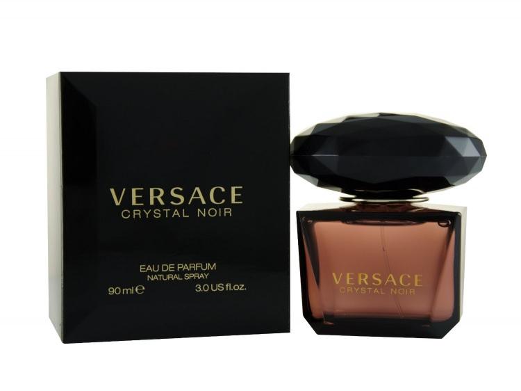 <p><strong>Versace Crystal Noir EDT</strong></p>

<p><strong>Tepe noktası: </strong>Kakule, biber ve zencefil</p>

<p><strong>Kalp noktası:</strong> Gardenya, şakayık ve portakal çiçeği</p>

<p><strong>Dip noktası:</strong> Amber, sandal ağacı ve misk</p>

<p>380 TL (90 ml)</p>
