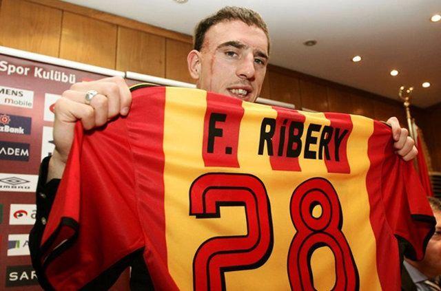 <p><strong>FRANCK RIBERY (GALATASARAY, 2004-05)</strong></p>
<p>Metz'den Galatasaray'a transfer olduğunda aynı dönemde Fenerbahçe de Nikolas Anelka'yı transfer ettiği için "Anelka'nın bonusu" olarak anılıyordu. Ancak Ribery çabukluğu ve kanattaki etkinliği ile herkesi kısa sürede büyüledi. Sezon sonunda ise alacaklarını vaktinde alamadığını iddia ederek bedelsiz olarak Marsilya'ya transfer oldu. Halen Bayern Münih'in en önemli kozlarından birisi...</p>