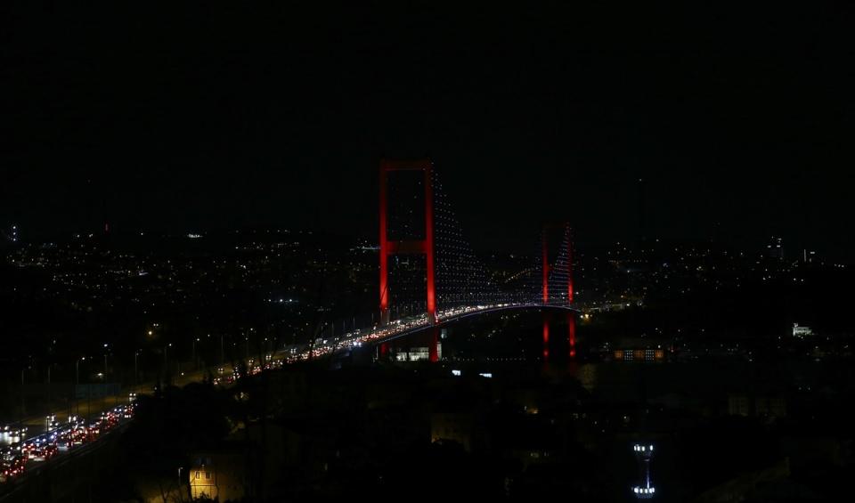 <p>İstanbul'da 15 Temmuz Demokrasi ve Milli Birlik Günü etkinlikleri kapsamında, ''15 Temmuz Şehitleri Köprüsü'' Türk bayrağının renkleriyle ışıklandırıldı.</p>
<p> </p>