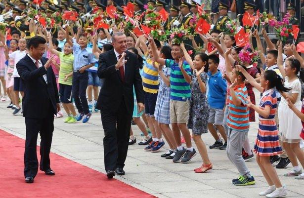 <p>Erdoğan ÇKP’nin üst düzey üç yetkilisiyle görüşecek</p>

<p>Erdoğan, bugün Çin Komünist Partisi hiyerarşisi içindeki en üst düzey üç yetkiliyle resmi görüşmeler gerçekleştirecek.</p>
