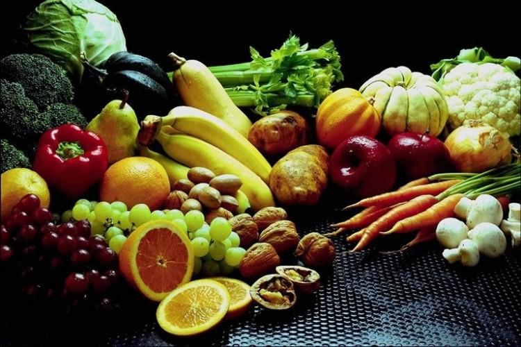 <p>Saplıklı sofraların vazgeçilmezi meyve ve sebzeler, düzenli ve uygun porisyonlarda tüketildiğinde, cildimizi gençleştirmeden, hastalıklara karşı korunmadan, kilo vermeye kadar geniş bir etkiye sahip. </p>
