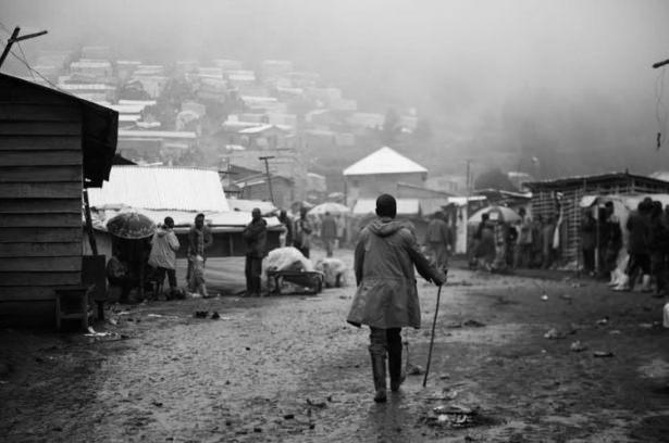 <p>Koltan, akıllı telefonlar, bilgisayar, silah ve uçak mühendisliği ekipmanı üretimlerinin olmazsa olmazı bir maden. Koltanın dünya çapında bilinen rezervlerinin %80′i de Demokratik Kongo Cumhuriyeti’nde bulunuyor. Fakat Kongo’nun bu değerli madeni kullanarak refaha ulaştığını düşünüyorsanız yanılıyorsunuz…</p>

<p> </p>
