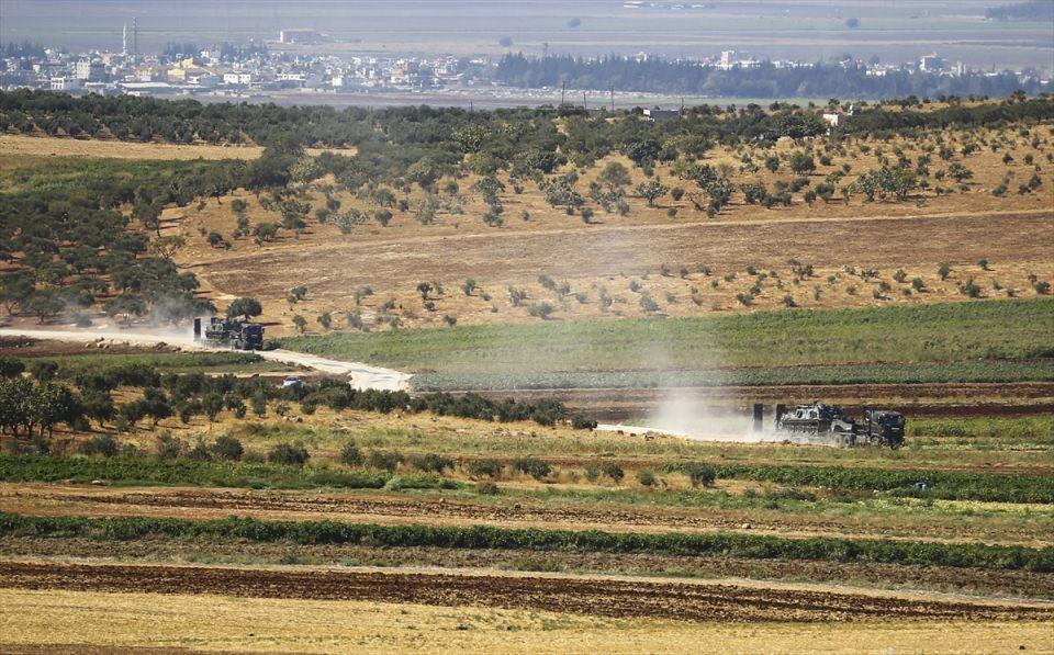 <p>Türk Silahlı Kuvvetlerinin (TSK) İdlib gerginliği azaltma (çatışmasızlık) bölgesine intikali kapsamında Hatay'a getirilen paletli zırhlı vinç, iş makinesi ve askeri araçlar, Reyhanlı ilçesindeki sınır hattına sevk edildi.</p>
