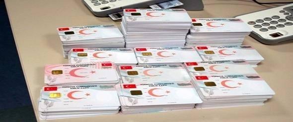 <p>Kimlik kartının kaybedilmesi halinde ne yapılır? <br />
<br />
Kimlik kartının kaybedilmesi veya çalınması durumunda çağrı merkezi veya nüfus müdürlüğüne bildirilmesi gerekmektedir. Kayıp ve çalıntı bildirimi yapıldıktan sonra kimlik kartı iptal edilecektir.</p>