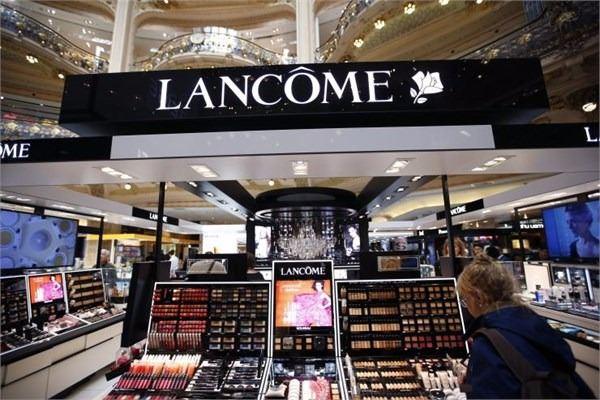 <p><strong>8- L'Oréal Luxe</strong><br />
Biotherm, Clarisonic, Kiehl ve Lancôme markalarıyla bilinen L'Oréal Luxe satışlarından 7.791 milyar dolar gelir kazandı.</p>

