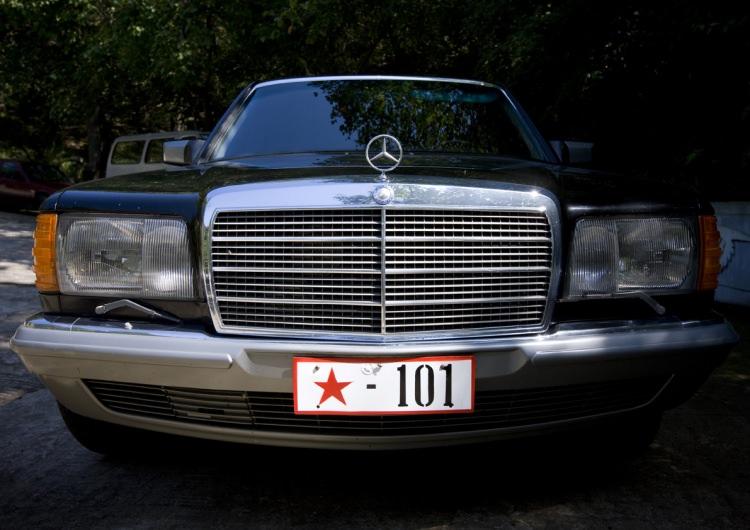 <p>Ülke'de fakirliği göstermenin yasak olduğu gibi, zenginliği de göstermek yasak.<br />
<br />
Başkentte bir parkta barbekü partisi yapan zengin bir ailenin Mercedes marka aracı.</p>