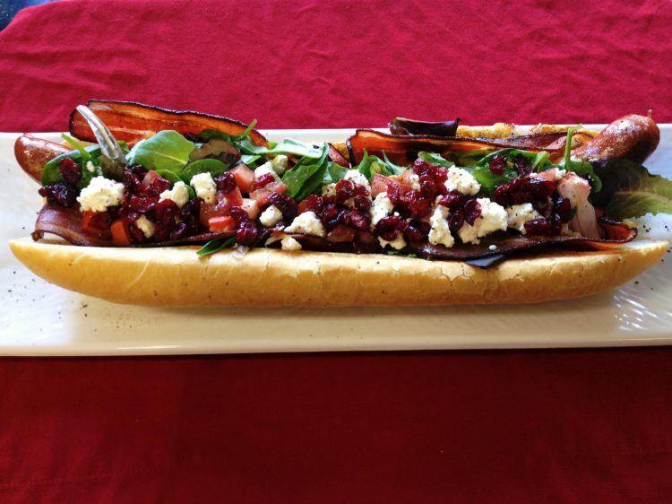<p><strong>380 TL</strong>’lik bir fiyata sahip olan hot dog yine de diğer yemeklerin yanında ucuz kalıyor. </p>