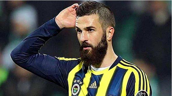 <p>Serdar Kesimal<br />
<br />
Geçmişinde Fenerbahçe olan Manisa Akhisar Belediyespor'un savunma oyuncusu da burun estetiği geçirmiş, hatta takımıyla anlaşmasını da bandajlı haliyle yapmıştı.</p>
