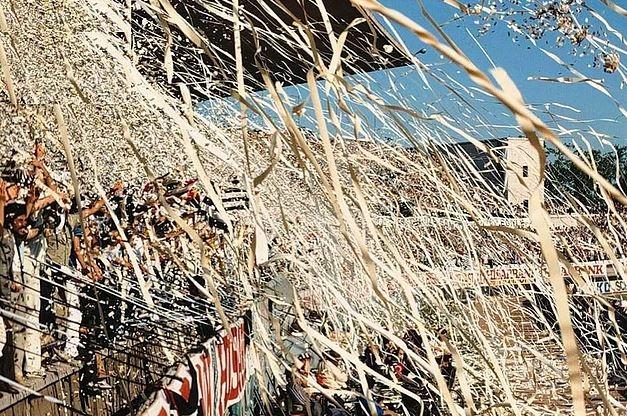 <p> İnönü Stadı Haziran 1982 | Beşiktaş sahaya çıktığında Kapalı tribünden atılan konfetiler. (Beşiktaş - Trabzonspor)</p>
