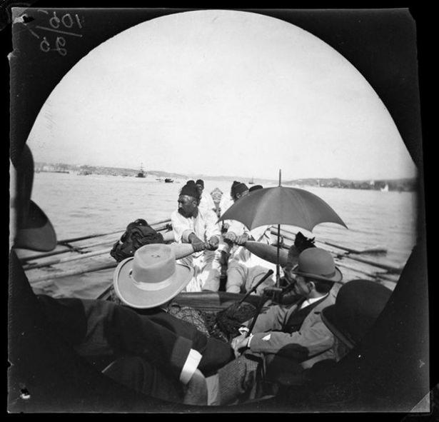 <p>William Schatleben ve Thomas Allen'in 1891 round trip bicycling asia minors diye adlandırdıkları gezilerine Yunanistan'dan başlayıp Özbekistan'a kadar uzanan bir macerayı yaşıyorlar. Sandal ile boğaza giriş</p>