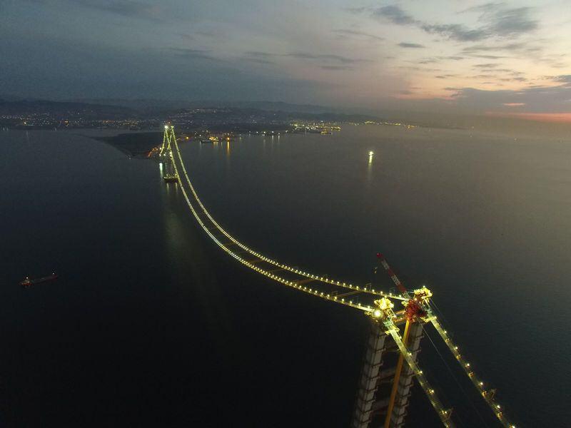 <p>Karayolları Genel Müdürlüğü tarafından Yap-İşlet-Devret modeli ile ihale edilen Gebze-Orhangazi-İzmir (İzmit Körfez Geçişi ve Bağlantı Yolları Dahil ) Otoyolu Projesi, 384 kilometre otoyol ve 49 kilometre bağlantı yolu olmak üzere 433 kilometreyi kapsıyor. </p>