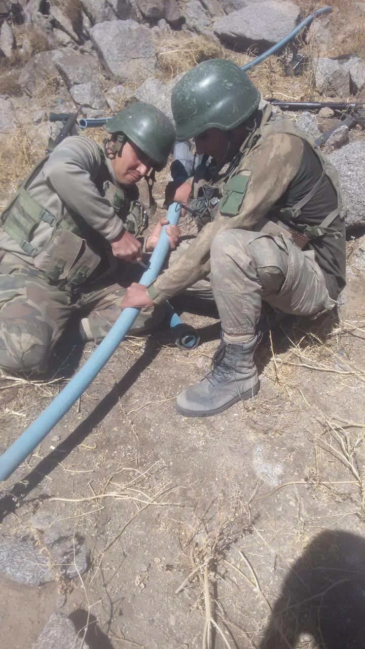<p>İran sınırına 800 metre mesafede barınak, akaryakıt depolama tankeri ve tanker içindeki yakıtı Soğuksu köyüne aktaran 3 bin 800 metre uzunluğunda alternatifli boru hattı bulunarak kullanılamaz duruma getirildiği bildirilen açıklamada,</p>

<p> </p>
