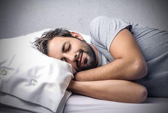 <p><strong>UYKU SAATİ</strong></p>

<p>Uyku düzenini oluşturmak ve vücudun kolay uykuya dalması için her gün aynı saatte yatıp aynı saatte kalkmaya dikkat edilmelidir.</p>
