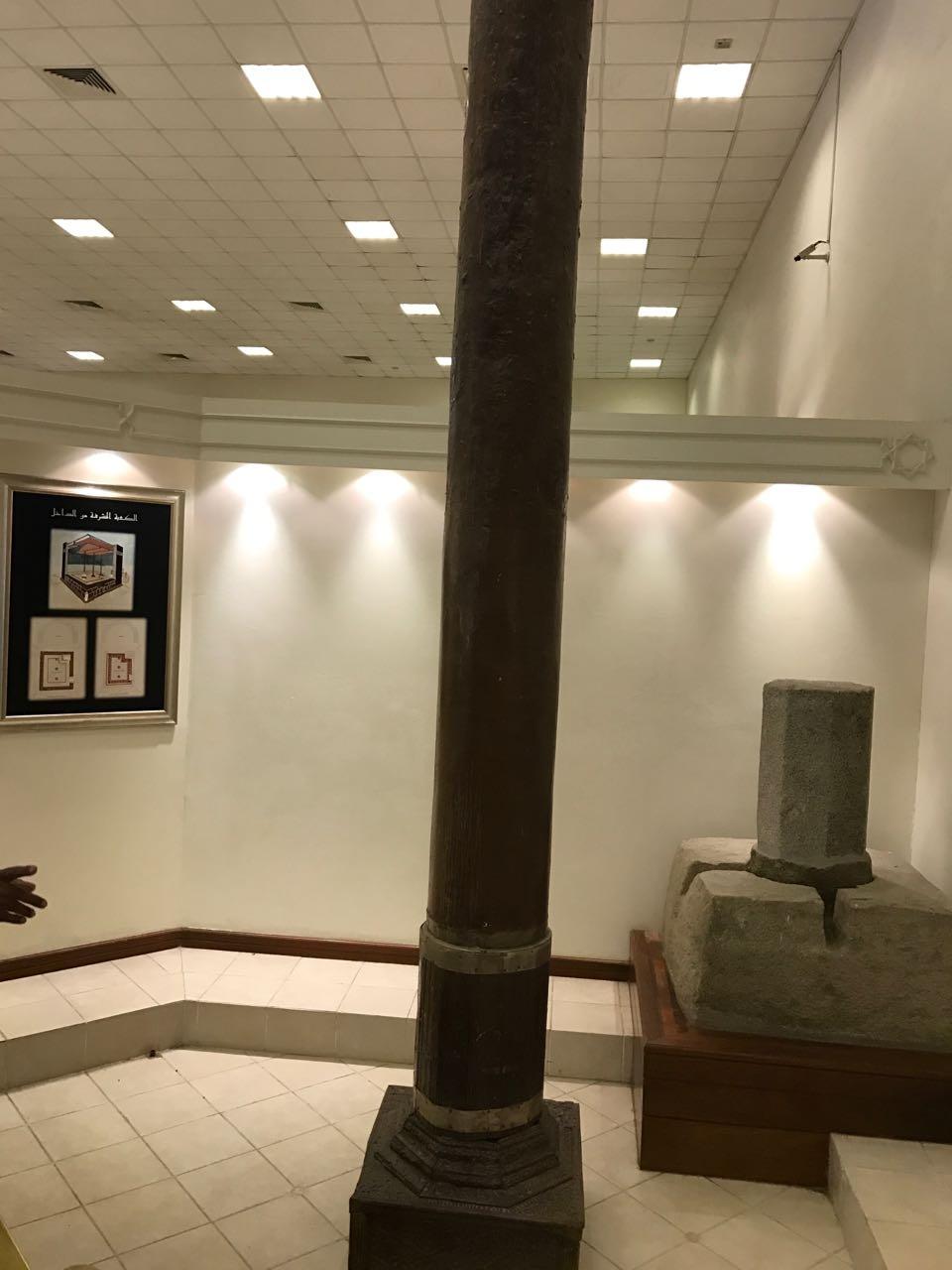 <p>Osmanlı zamanından kalan fotoğraflarda Kabe-i Muazzama'nın içerisinden ve çevresinden çıkartılan mermer sütunlar da müzenin bahçesini süslüyor.</p>
