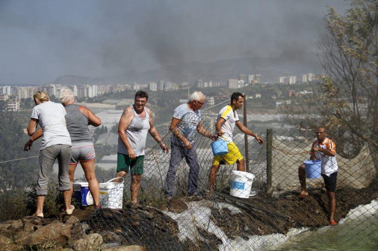 <p>Alanya’nın Sapadere Kanyonunda dün sabah saat 10.00 sıralarında çıkan orman yangını devam ediyor. Bölgede bulunan tüm evler boşaltılırken, ekipler havadan ve karadan söndürme çalışmalarına aralıksız devam ediyor. Çevre illerden de takviye ekiplerin geldiği bölgede, 5 ev tamamen yandı. Hava sıcaklığının ve rüzgarın artış gösterdiği Alanya’da bu kez sabah saat 09.00 sıralarında yoğun olarak yerleşik yabancıların yaşadığı Kargıcak bölgesinde yangın başladı. </p>
<p> </p>
