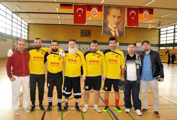 <p>Ama fırsat buldukça çok çok sayıda arkadaşının bulunduğu Hamburg'a geldiğini sözlerine ekleyen Hasan Şişmanoğlu, turnuvada gösterdiği performansla da alkış topladı</p>
