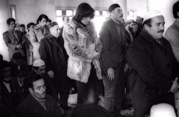 <p>Bülent Ersoy, Hacıbayram Camii'nde namaz kıldı, 1978.</p>
