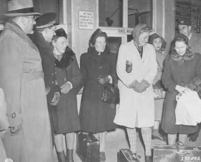 <p>Dört Polonyalı kadın Doktorlar Davası'nda iddia makamı adına şahitlik etmek üzere Nuremberg tren istasyonuna geliyor. Soldan sağa Jadwiga Dzido, Maria Broel-Plater, Maria Kusmierczuk ve Wladislawa Karolewska. 15 Aralık 1946.</p>
<p> </p>