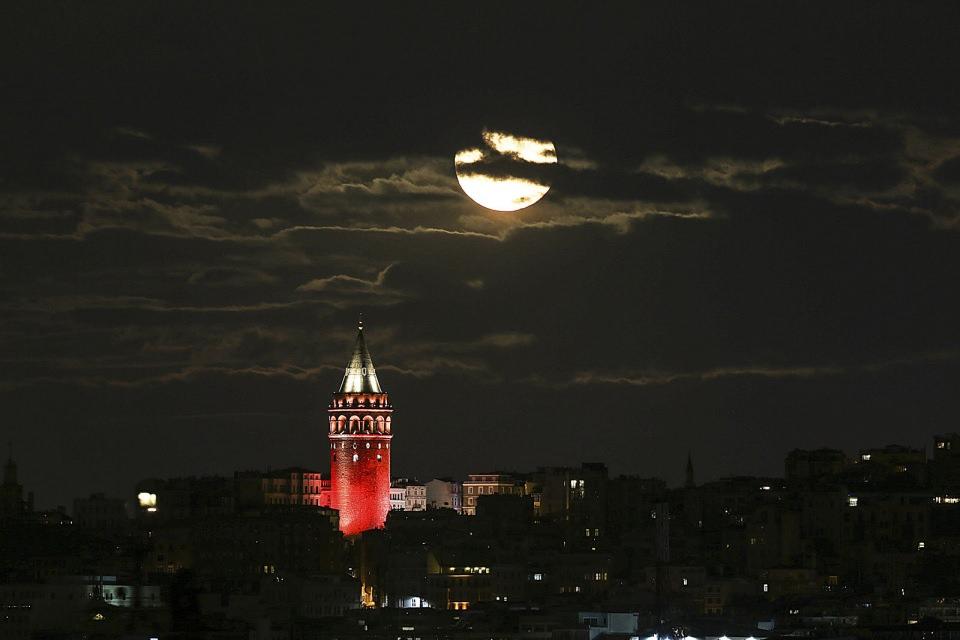 <p><strong>Süper Ay</strong><br />
<br />
21'inci yüzyılın en büyük Süper Ay'ı, İstanbul’da Galata Kulesi ile birlikte izlendi.<br />
<br />
<strong>Sinan Gül</strong></p>

<p> </p>
