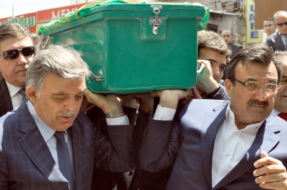 <p>11. Cumhurbaşkanı Abdullah Gül’ün babası Ahmet Hamdi Gül’ün cenazesi Cami Kebir’e getirildi. </p>
