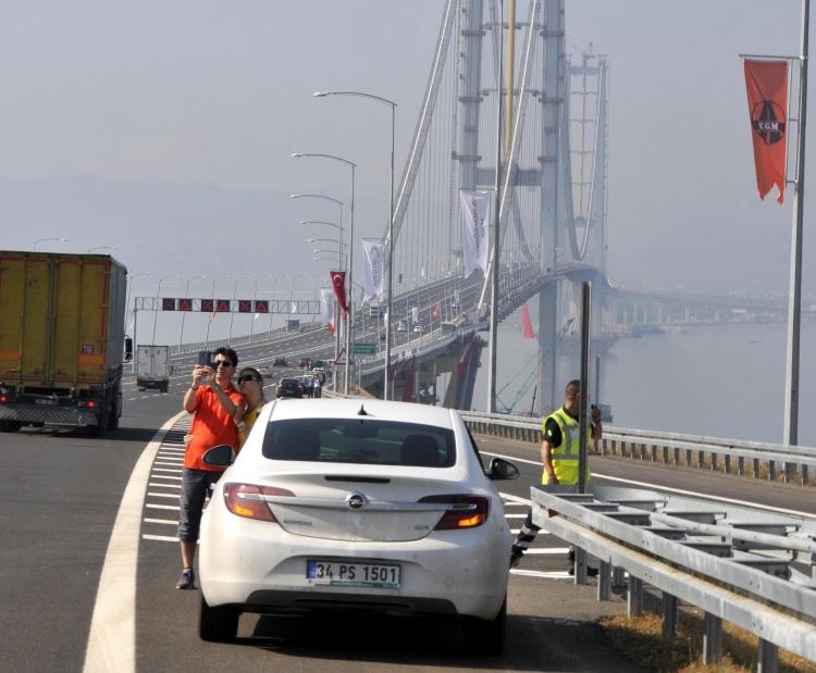 <p><strong>BAYRAM TRAFİĞİNİN AKŞAM BAŞLAMASI BEKLENİYOR</strong></p>
<p>9 günlük bayram tatili nedeniyle bu akşam saatlerinden itibaren TEM Otoyolu'nun Ankara yönünde yoğunluk bekleniyor. Osmangazi Köprüsü'nün açılmasıyla birlikte, İzmir yönüne gidenlerin köprüyü kullanacak olması nedeniyle rahat bir yolculuk yaşaması beklenirken, Anadolu ve Karadeniz illerine gidecek olanlar nedeniyle TEM Otoyolu'nun Ankara yönünde ise yoğunluk yaşanması bekleniyor.</p>