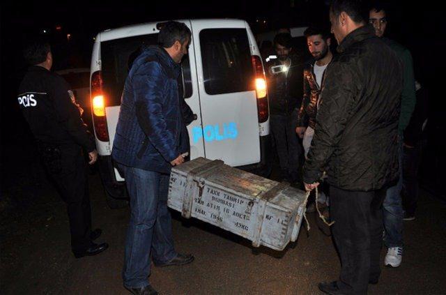 <p>Alınan bilgiye göre, Huzur Mahallesi Gül Caddesi'nde arazide "tank tahrip bombası tam atım 16 adet" ve "1946" yazılı sandığı gören vatandaşlar, polise haber verdi.</p>
<p> </p>