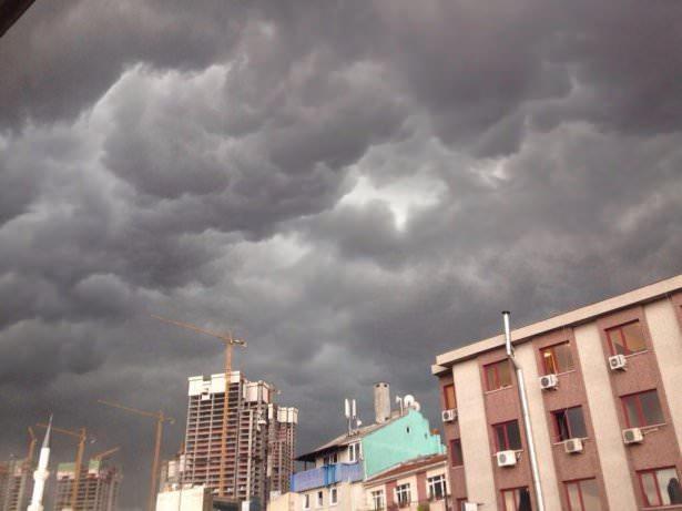 <p>İstanbul'da meteorolojinin uyarısının ardından şiddetli yağmur başladı. Fırtına  şeklinde yağan yağmur nedeniyle gökyüzü karanlığa gömüldü. İşte fırtına sonrası İstanbul...</p>
