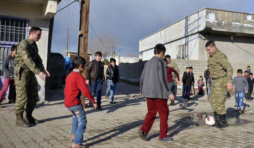 <p>Operasyon kapsamında 145 teröristin etkisiz hale getirildiği, 109 teröristin sağ yakalandığı, 518 barikatın kaldırıldığı, 270 hendeğin kapatıldığı, tuzaklanan 838 el yapımı patlayıcının imha edildiği ilçede, 19 Ocak'tan itibaren 05.00-18.00 saatlerinde kaldırılan sokağa çıkma yasağı ile yaşam da hızla normale dönüyor.</p>
<p> </p>