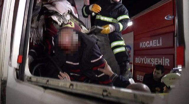<p>Sedye ile ambulansa taşınan yaralı sürücü, kendisine adına soran polise yine "Paramı bulun" cevabını verdi.</p>
<p> </p>