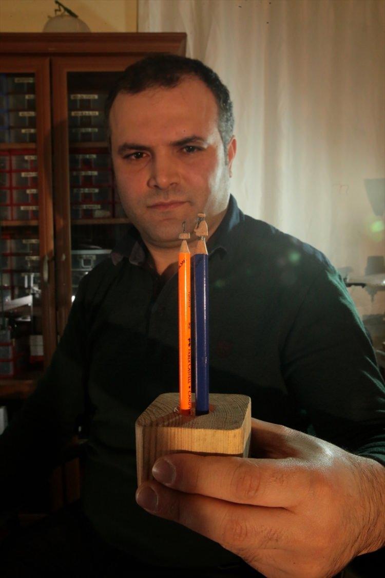 <p>Sarı, yaptığının büyük sabır gerektiren bir uğraş olduğunu vurgulayarak, "Yılmamak gerekiyor. Artık her şey CNC makinelerle yapılıyor. Böyle bir zamanda iğneyle kuyu kazmak gibi bir şeyle uğraşıyoruz. </p>