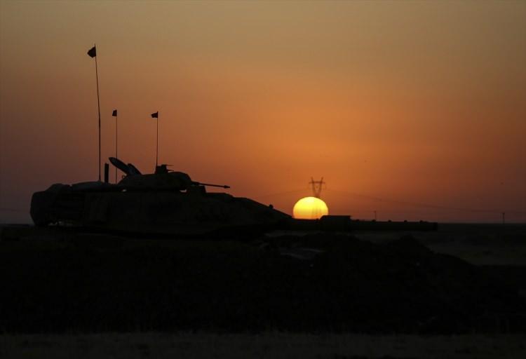<p>Habur Sınır Kapısı yakınlarındaki tır parkı karşısında 18 Eylül’den bu yana devam eden tatbikatta zırhlı araçlar ve tanklar manevra eğitimi gerçekleştirdi.</p>

<p> </p>
