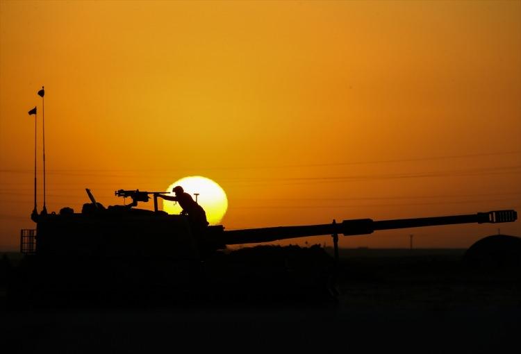<p><strong>SINIRA YENİ SEVKİYAT</strong></p>

<p>Suriye sınırındaki birliklere takviye amaçlı gönderilen ve aralarında askeri ambulansların da bulunduğu araçlar, demiryoluyla Hatay’ın İskenderun ilçesine ulaştı.</p>
