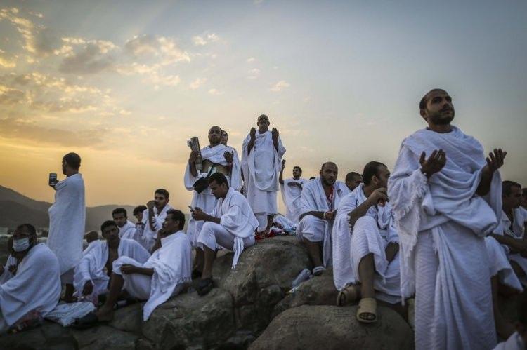 <p>Arife ve Bayram heyecanı yaşayan hacı adaylarının günlerdir bekledikleri Arafat'a nakilleri tamamlandı. Arafat'a ulaşan hacı adayları akşam ve yatsı namazlarını birlikte kıldı. </p>
<p> </p>