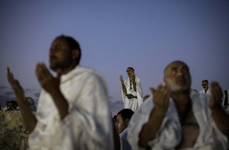 <p>Otobüslerle kafilelerle halinde Arafat'a taşınan hacı adayları, Arafat'a ulaştı.</p>
<p> </p>